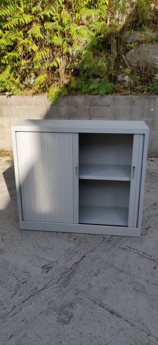 Armarios metálicos de puertas correderas de segunda mano por 80 € en