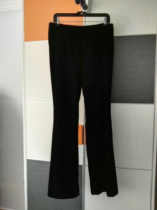Pantalón negro terciopelo Cortefiel de segunda mano por 10 EUR en  Guadalajara en WALLAPOP