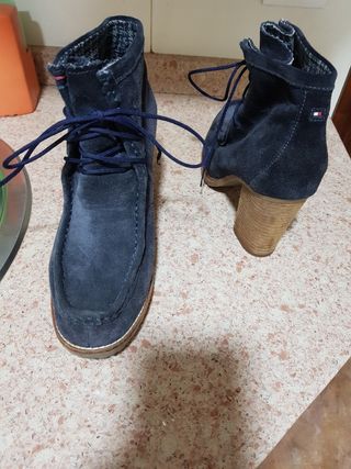 Botines azul marino de TOMMY HILFIGER de segunda mano por 15 EUR en Oviedo  en WALLAPOP