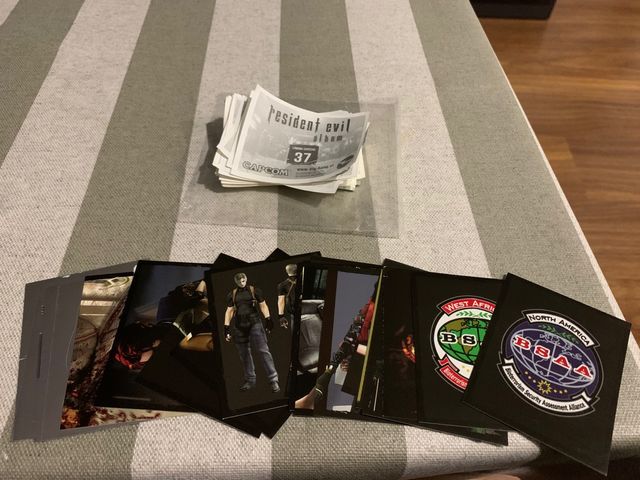 Sobres sellados y cromos sueltos resident evil