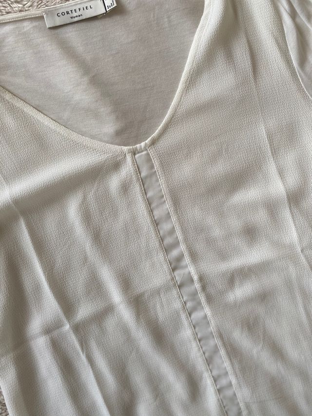 Camiseta beige de Cortefiel. Talla S