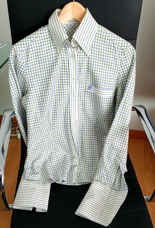 Camisas para mujer elegantes de segunda mano en WALLAPOP Camisa amarilla clara. Talla L de segunda mano por 4 € en El
