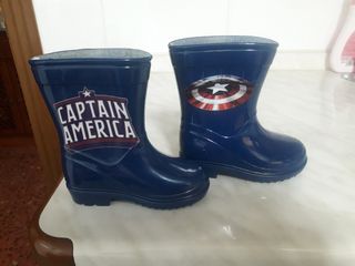 BOTAS AGUA CAPITAN AMERICA de segunda mano por 10 EUR en Mislata en WALLAPOP