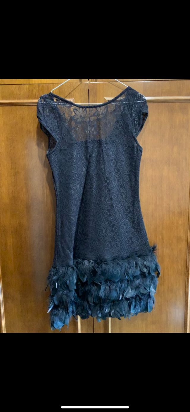 Vestido fiesta encaje y plumas