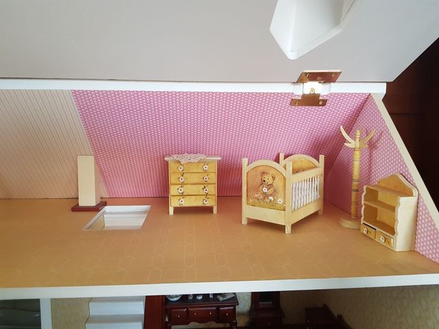 Casa de muñecas artesana preciosa