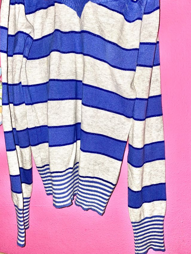 Camiseta azul y gris a rayas con purpurina