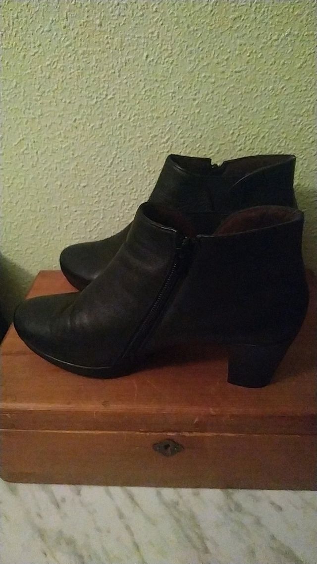 botines de piel negros