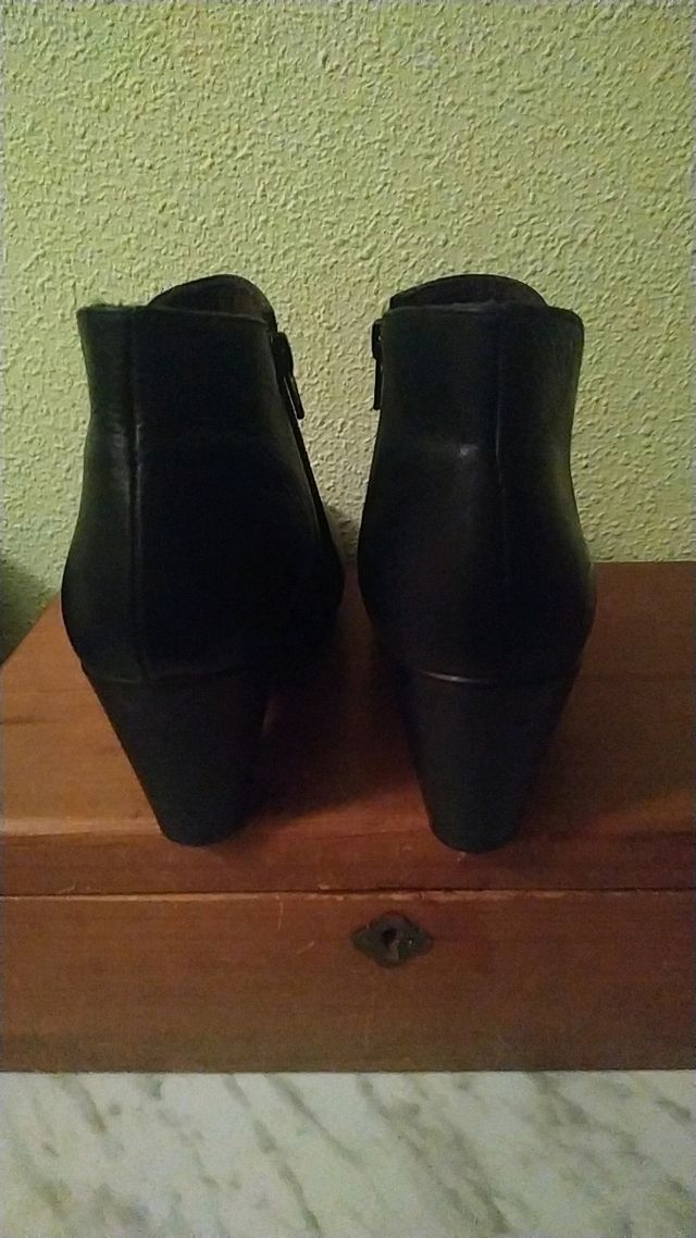 botines de piel negros
