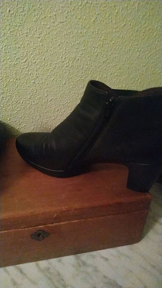botines de piel negros