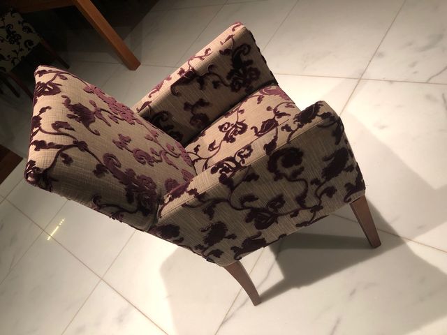 6 sillas con brazos con estampado. De diseño