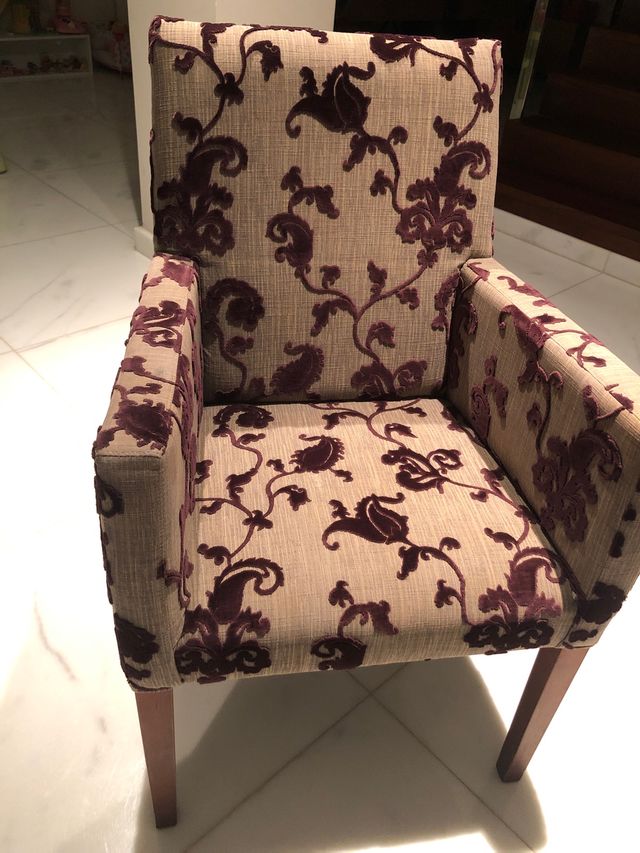 6 sillas con brazos con estampado. De diseño