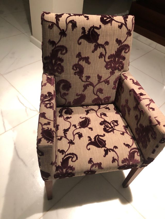 6 sillas con brazos con estampado. De diseño