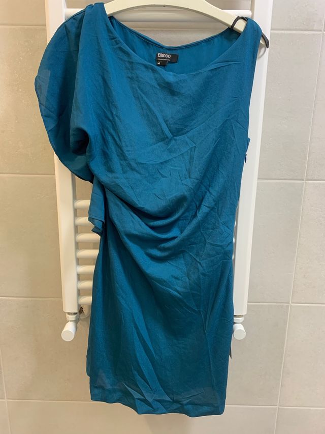 Vestido una manga con volante ,talla M