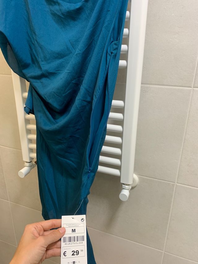 Vestido una manga con volante ,talla M