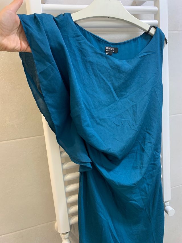 Vestido una manga con volante ,talla M