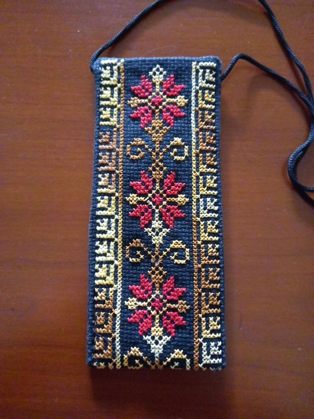 Funda bordada a mano para gafa.