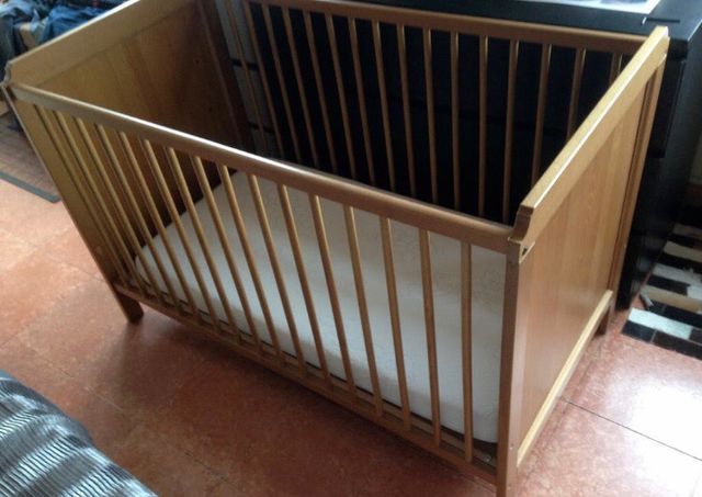 cuna madera con somier y protector plastico