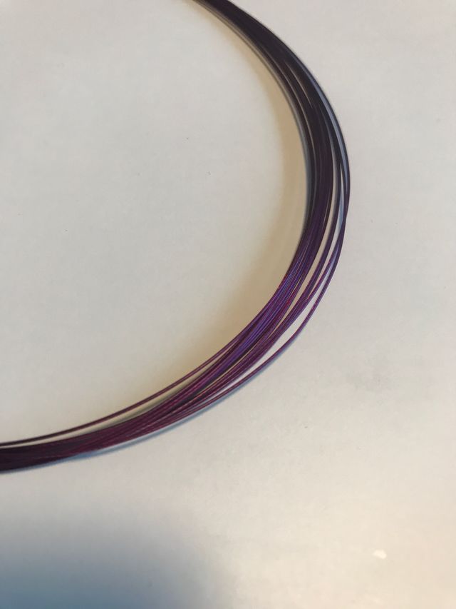 Collar metálico violeta