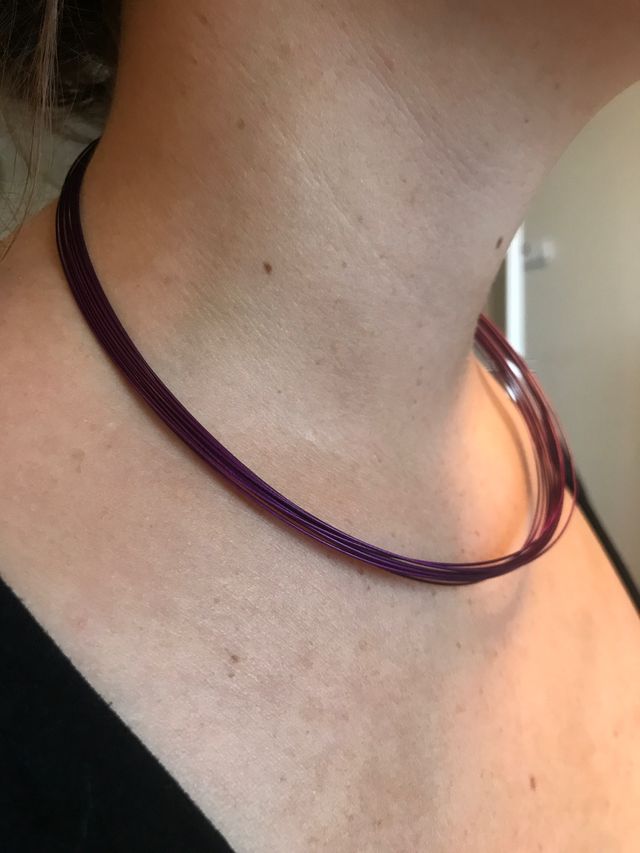 Collar metálico violeta
