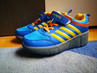 Zapatillas con ruedas y luz talla 37 de segunda mano por 4,5 EUR en Madrid  en WALLAPOP