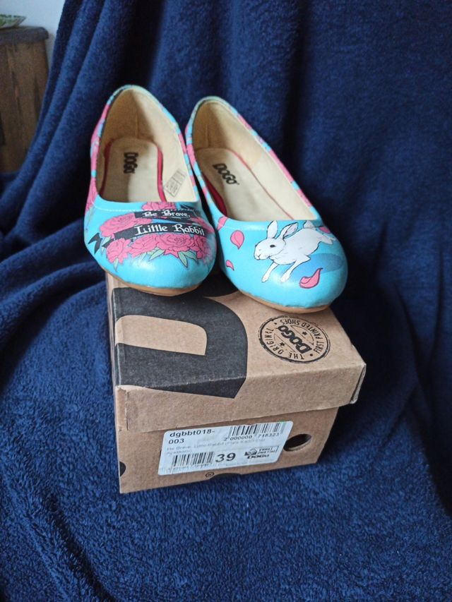 Manoletinas estampadas con fondo turquesa.