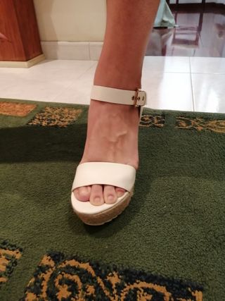 Sandalias de Mujer, de Cuña de Stradivarius. de segunda mano por 12 EUR en  Lugo en WALLAPOP