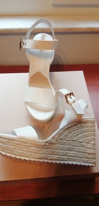 Sandalias de Mujer, de Cuña de Stradivarius. de segunda mano por 12 EUR en  Lugo en WALLAPOP