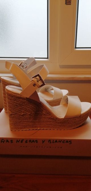 Sandalias de Mujer, de Cuña de Stradivarius. de segunda mano por 12 EUR en  Lugo en WALLAPOP