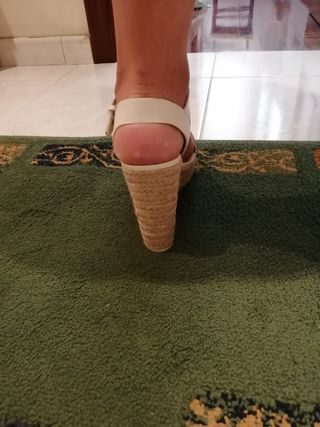 Sandalias de Mujer, de Cuña de Stradivarius. de segunda mano por 12 EUR en  Lugo en WALLAPOP
