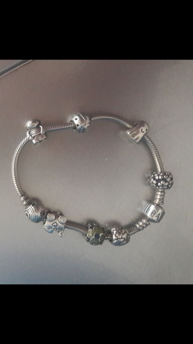 pulseraPANDORA con 8 piezas