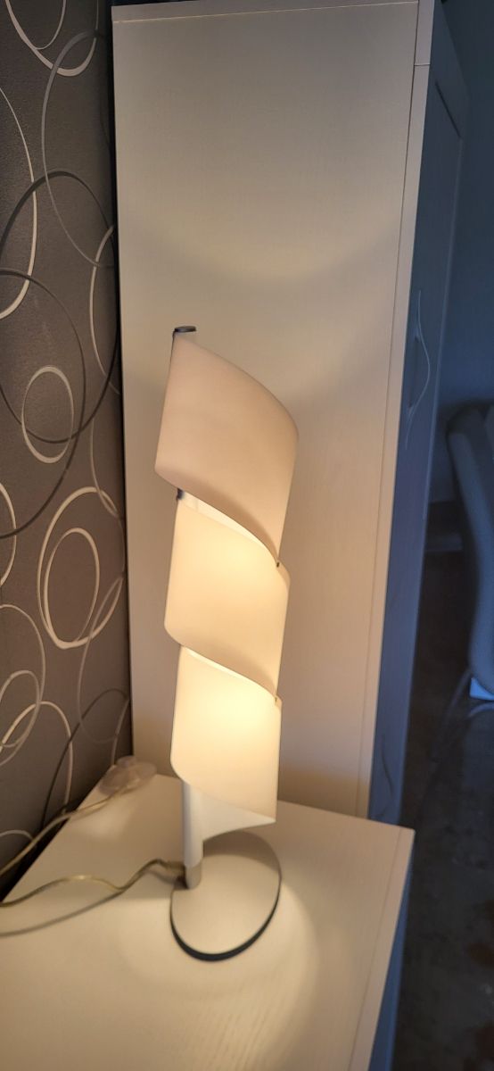 Lampara de mesa moderna