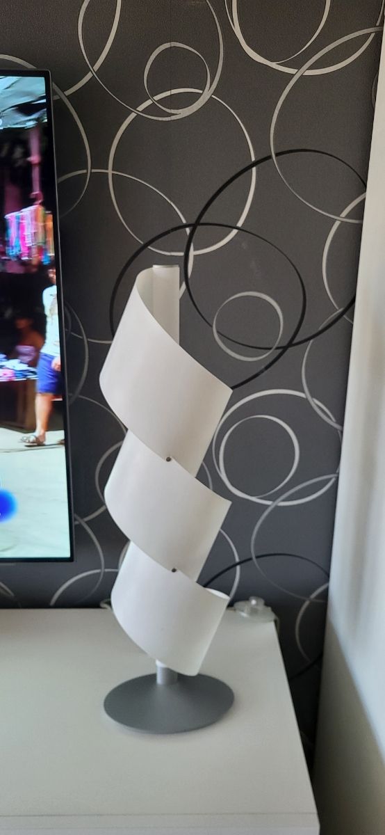 Lampara de mesa moderna