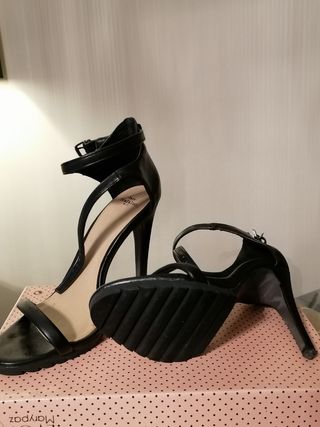 Sandalias tacón 1 sola tira con pulsera de plumas de segunda mano por 15  EUR en Lugo en WALLAPOP