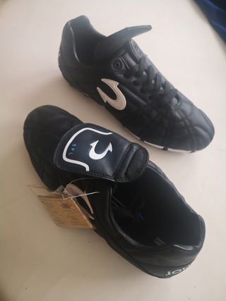 Botas de fútbol John Smith NUEVAS a estrenar de segunda mano por 20 EUR en  Pamplona en WALLAPOP