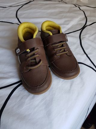 Zapatos casual tipo botines niño número 26 EUR de segunda mano por 15 EUR  en Barcelona en WALLAPOP