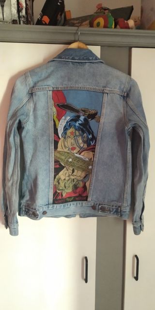 Chaqueta vaquera Levis personalizada de segunda mano por 80 EUR en Mojácar  en WALLAPOP