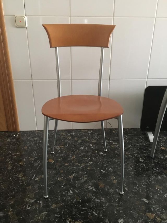 Mesa y 2 sillas de cocina