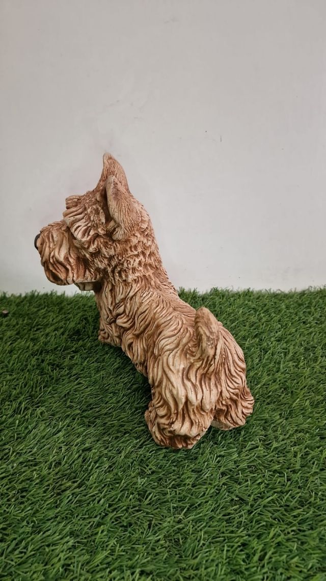 PERRO PELUDO PEQUEÑO PIEDRA