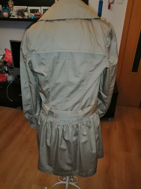 chaqueta trench con volantes zara