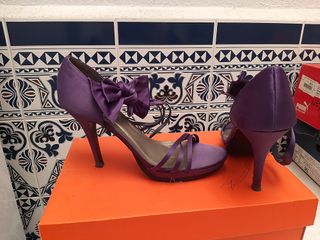 Zapatos Sandalias fiesta lilas\\/morado de segunda mano por 10 EUR en Casar  de Cáceres en WALLAPOP