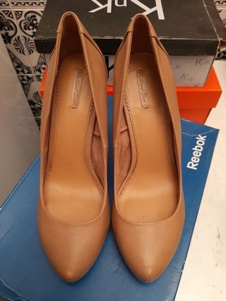 Zapatos salon camel de segunda mano por 10 EUR en Casar de Cáceres en  WALLAPOP