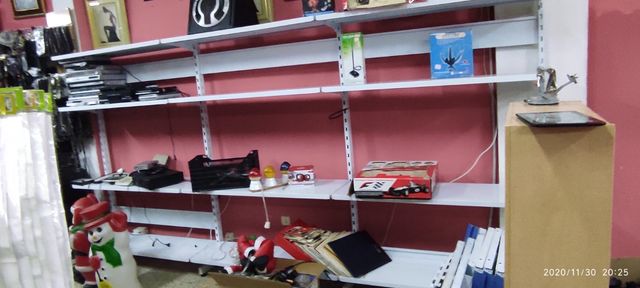 ESTANTERÍAS DE PARED 90 EUROS CADA 1.20 4 baldas