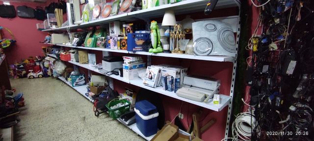 ESTANTERÍAS DE PARED 90 EUROS CADA 1.20 4 baldas