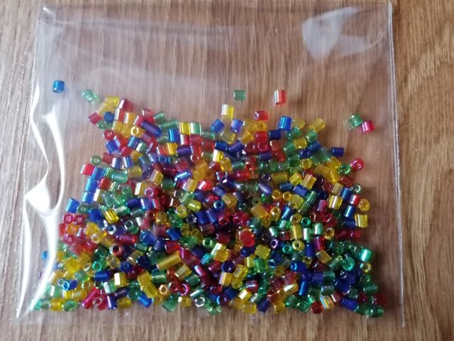 Abalorios cilíndricos pequeños