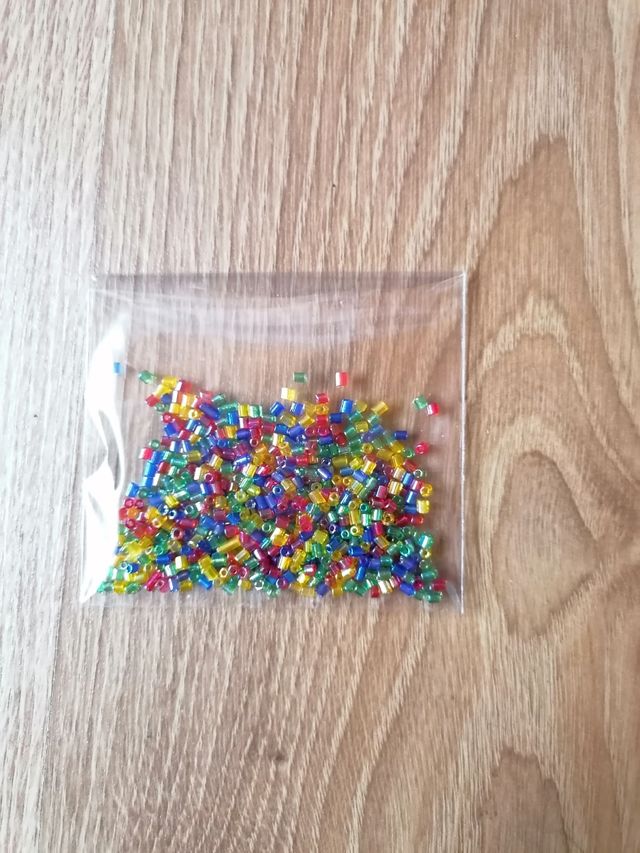 Abalorios cilíndricos pequeños