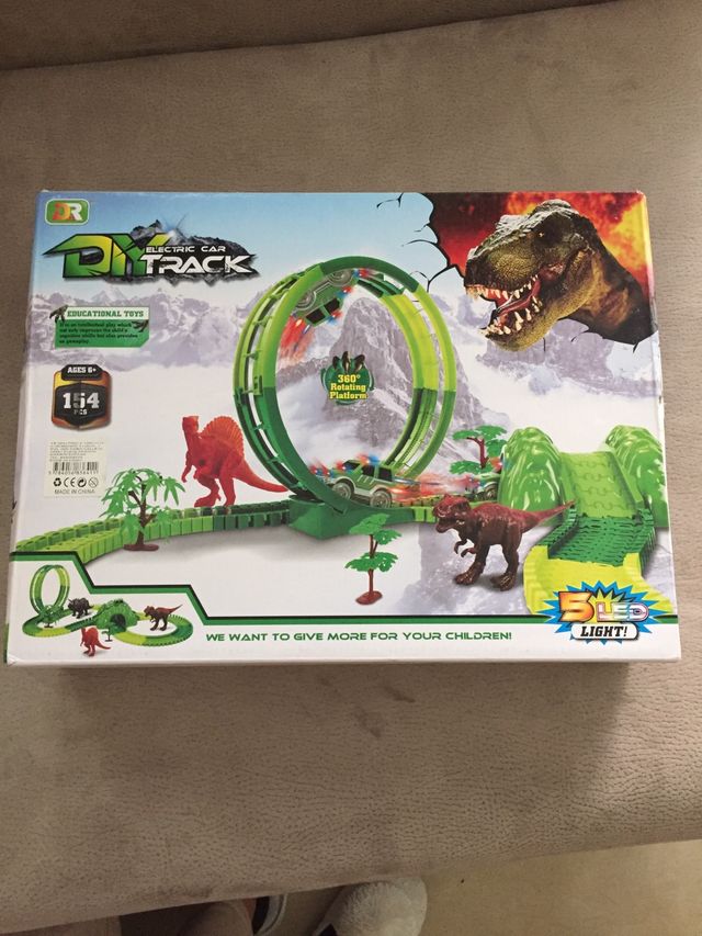 Pista looping con coche y dinosaurios