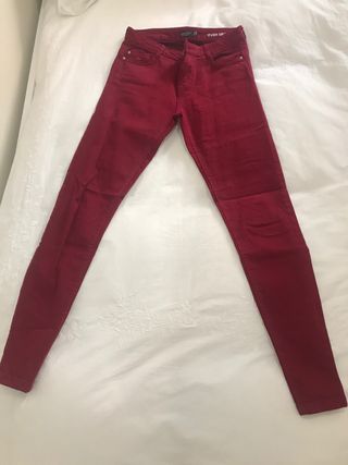 Pantalones pitillo de Bershka de segunda mano por 8 EUR en Valladolid en  WALLAPOP