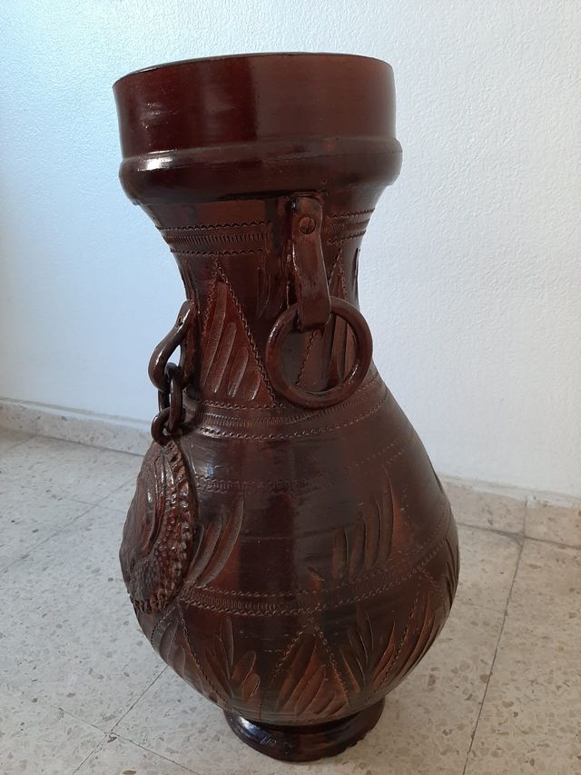 Jarrón de madera tallado