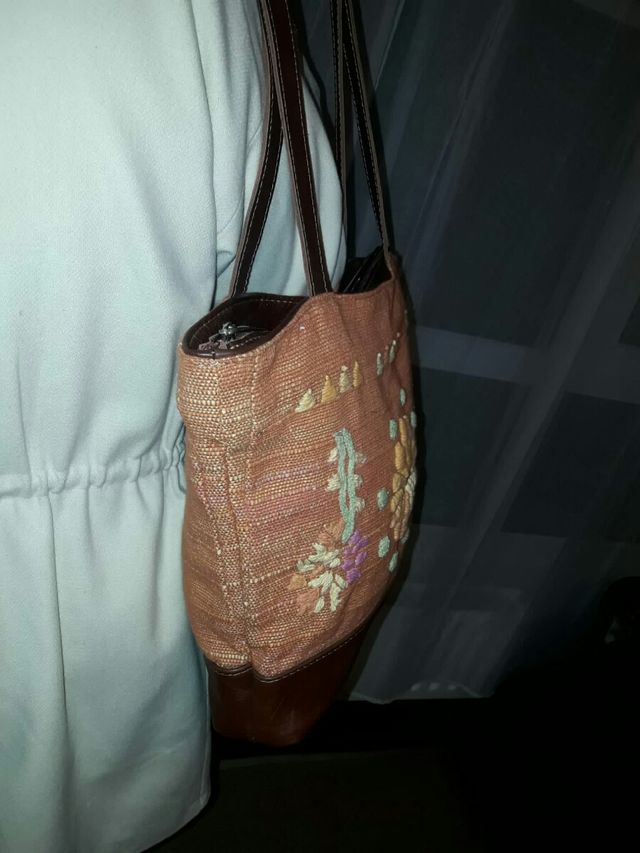 Bolso Bordado a Mano con Cuero
