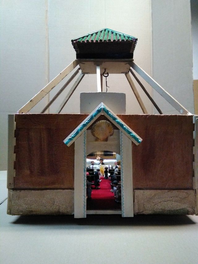 Casita de madera con miniaturas en terracota 